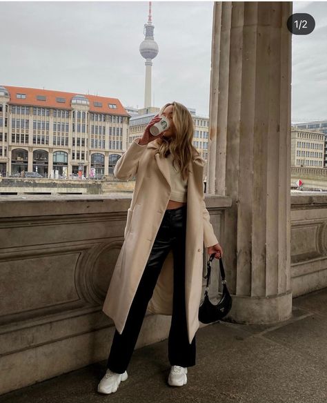 Outfits For Berlin, Berlin Travel Outfits, Berlin Inspired Outfits, Budapest Outfit Autumn, Berlin Spring Outfit, Milano Outfit Autumn, Autumn City Break Outfit, Budapest Outfit Spring, Berlin Outfit Aesthetic