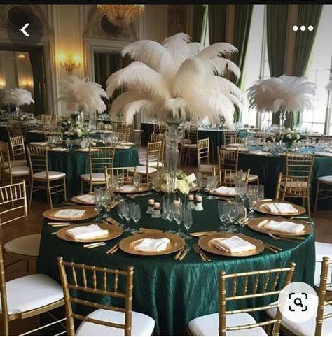 Emerald Green 30th Birthday, Emerald And Gold Wedding Table Setting, Emerald Green Table Set Up, Emerald Reception Decor, Emerald And Gold Table Setting, Emerald Green Decor Ideas, Emerald Green Decorations Party, Quince Table Setup Emerald Green, Emerald Green Gold White Wedding