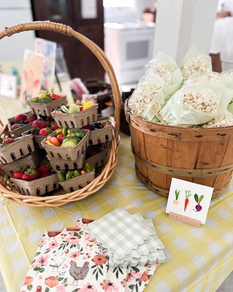 Locally Grown Baby! 🐓🐄👩🏻‍🌾🥕🌽💕 All the Farmer’s Market vibes for the most adorable baby shower! We can’t wait to meet baby G in just ONE more month! 🥹💕 📍Sugar Grove School & Church 🧁 & thumbprints: Aurelio’s Bake Shop 🍪: The Bake My Day Cookie Company Farmers Market Baby Shower Theme, Farm Baby Shower Theme, Farmers Market Party, Shower Appetizers, Pastel Baby Shower, Farm Baby Shower, Garden Baby Showers, Baby Shower Theme Decorations, Baby Shower Gift Basket