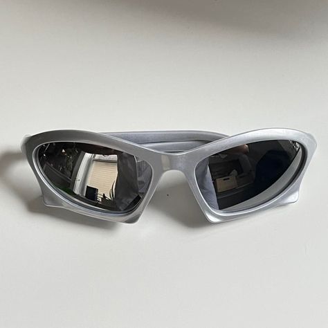 Surfer Sunglasses, Y2k Silver Sunglasses Outfit, 2000 Glasses, Silver Y2k Sunglasses, Vintage Silver Sunglasses For Summer, Mens Shades Sunglasses, 2000s Sun Glasses, Txt Outfit, Vintage Y2k Sunglasses