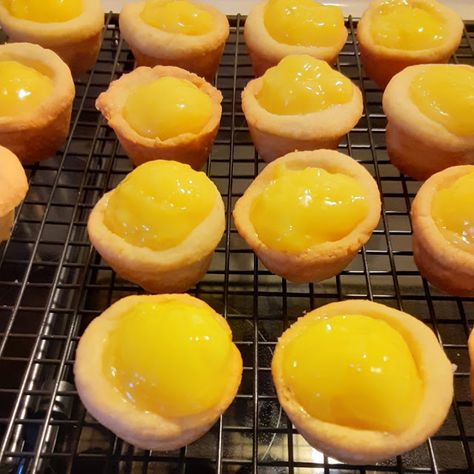 Mini Lemon Pies Mini Lemon Pies, Mini Lemon Pies In Muffin Tin, Lemon Tarts Mini, Mini Lemon Meringue Pies Easy, Lemon Curd Tarts Mini Easy, Lemon Health, Lemon Meringue Pie Mini Tart Recipes, Lemon Curd Uses, Good Desserts To Make