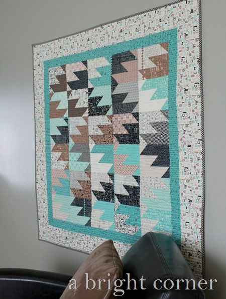 Stair Steps quilt tutorial, This reminds me of a pared down Delectable Mountain quilt block! Mountain Quilt, Quick Quilts, Free Quilt Tutorials, Small Quilt Projects, Sew Ideas, Quilt Blocks Easy, Triangle Quilts, Sewing Quilts, Mountain Quilts