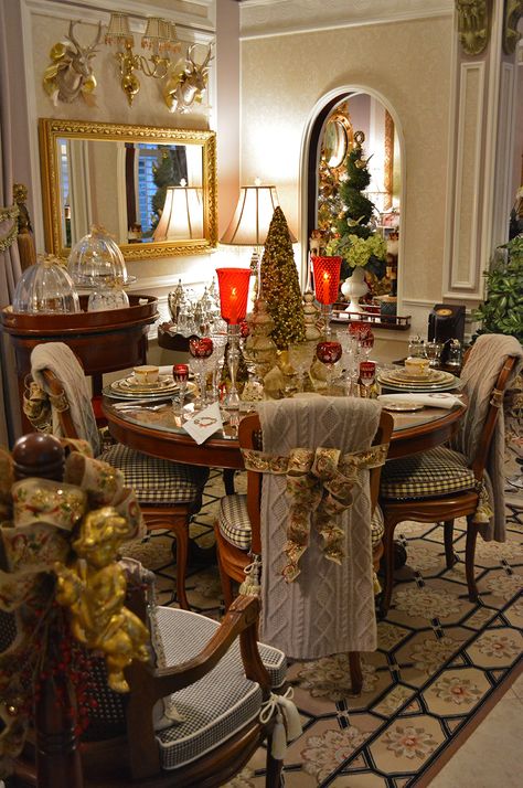 Christmas Dining Table Decorations, Elegant Christmas Table, Dining Table Decorations, Christmas Dining Table Decor, Christmas Dining Table, Christmas Dining Room, Fake Snow, Christmas China, Traditional Christmas Decorations