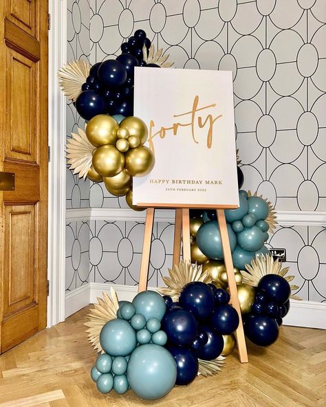 Peachy Pop Events | By Hannah on Instagram: “Mark turns Forty ✨ I absolutely love seeing a client picture. I just had to share these lovely pictures @luciesimic sent, with you all 😍➡️…” Birthday Party Focal Point, Balloons Welcome Sign, Balloons On Easel Stand, Easel Sign With Balloons, Easel Garland, Welcome Balloon Decoration, Easel With Balloons, Easel Decoration Ideas, Sign With Balloons