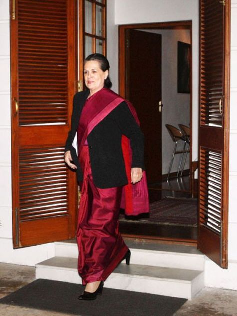 Indian Power Dressing, Sonia Gandhi Photos, Saree With Blazer Formal, Saree With Blazer, Winter Saree, Saree With Jacket, Power Dressing Women, Dress With Blazer Outfit, Street Style India