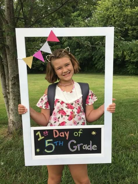 Giant Polaroid Frame, Polaroid Photo Booths, School Photo Frames, Polaroid Diy, First Day Of School Pictures, Wedding Photo Booth Props, Frame Props, Photo Frame Prop, Photos Booth