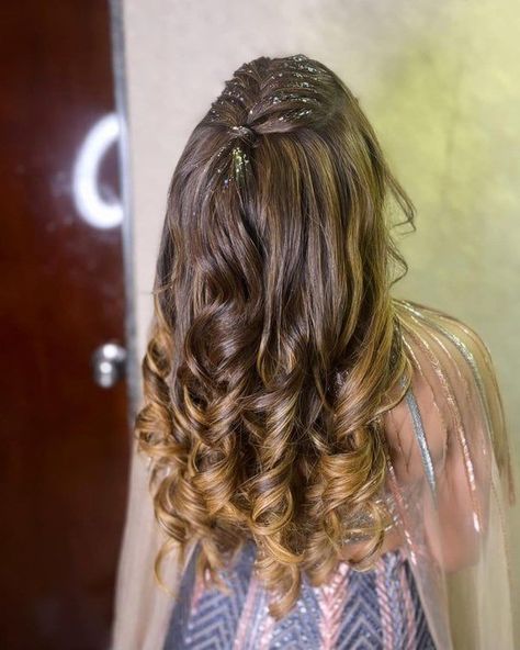 Cocktail Hairstyles For Bride, Long Party Hairstyles, Hairstyle For Cocktail Party Indian, Hairstyle For Engagement Look, Cocktail Night Hairstyle, Hair Glitter Hairstyles, Indowestern Hairstyle, Open Long Hair Hairstyles, Haïr Style For Engagement