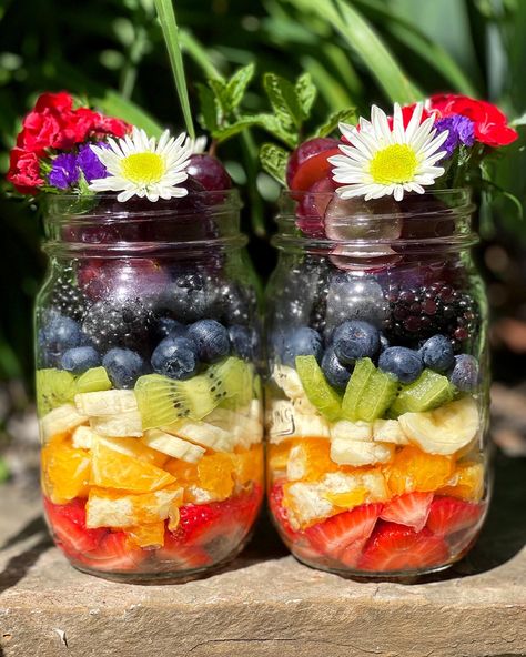 Rainbow fruit layers in mason jars with flowers Mason Jar Fruit, Mason Jars With Flowers, Jars With Flowers, Kiwi And Banana, Rainbow Fruit, Mason Jar Flowers, Rainbow Food, Fruit Cups, Wild Food