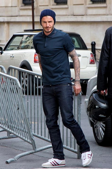 David wears a polo shirt with jeans Beckham Style Outfits, David Beckham Casual, David Beckham Outfit, Outfit Hombres, David Beckham Style Outfits, Indie Men, David Beckham Style, Beckham Style, Outfit Adidas