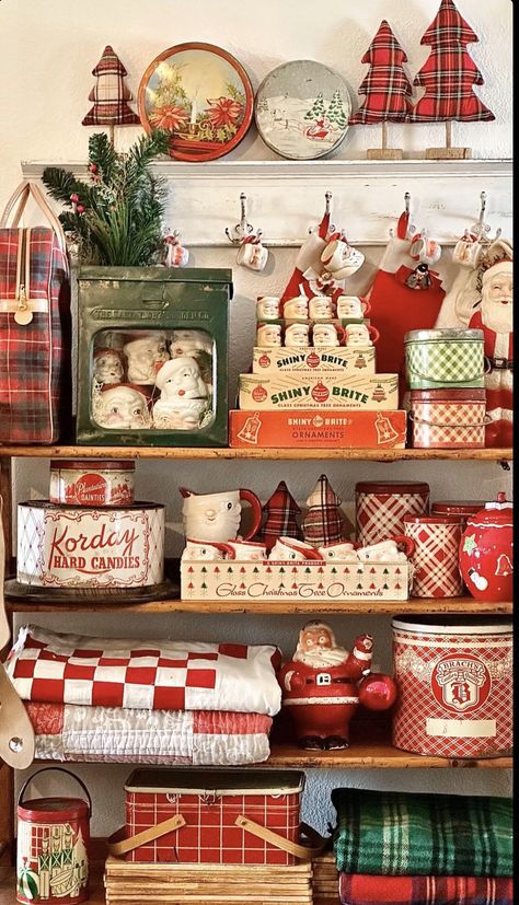 Christmas Bookshelf Styling, Christmas Table Display Ideas, Vintage Christmas Wall Decor, Hutch Christmas Decorating Ideas, Vintage Christmas Displays, Vintage Santa Decor, Vintage Christmas Bedroom Decor, Vintage Christmas Booth, Vintage Christmas Market Display