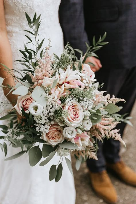 Rustic Wedding Flowers Bouquet, Blush Bouquet Wedding, Blush Bouquet, Bridal Bouquet Flowers, Travel Theme Wedding, Rustic Wedding Flowers, Wedding Flower Girl, Wedding Flower Arrangements, Wedding Cake Designs