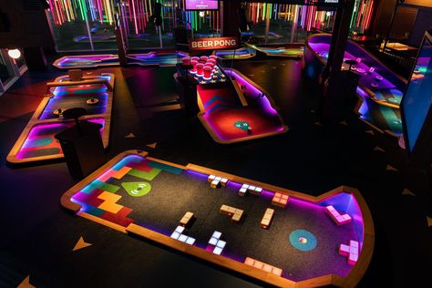 A Gigantic Tech-Infused Mini Golf Concept Bar Has Opened In Oakbrook Center - Secret Chicago Indoor Putt Putt, Golf Bar, Luxury Baby Room, Indoor Mini Golf, Putt Putt Golf, Bored Games, Chef Gordon, Chef Gordon Ramsay, Mini Golf Course