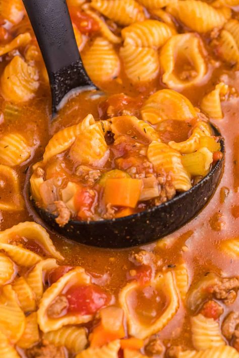 Hamburger Soup - A yummy winter soup recipe! This tomato-based soup is packed with vegetables and seasoned ground beef for the best burger in a bowl. Hamburger Soup Recipes, Hamburger Macaroni Soup, Best Hamburger Soup Recipe, Meal With Ground Beef, Burger In A Bowl, Hamburger Soup Recipe, Chicken Barley Soup, Soups Crockpot, Macaroni Soup