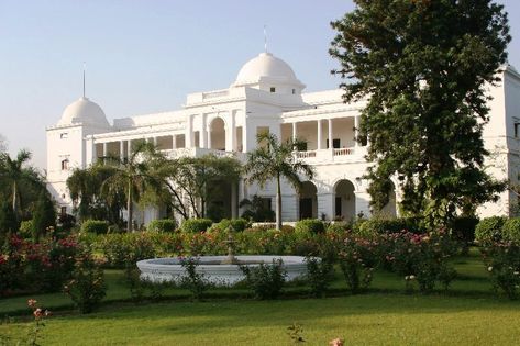 This palace is also known as Ibrahim Kothi. It belongs to the Pataudi Royal Family. In 1935, it was built by Nawab Ibrahim Ali Khan. The royal property spreads up to an area over 25 acres. Pataudi Palace, Classical Facade, Modern Restaurant Design, Saif Ali Khan, Celebrity Homes, One Day Trip, 100 Km, Ranbir Kapoor, Ali Khan