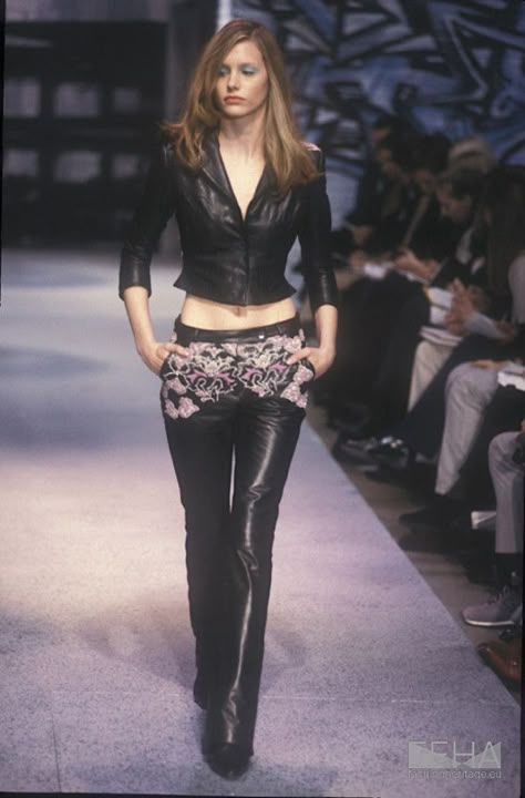 Anne Klein 90s, 90s Dolce And Gabbana Runway, Cool Runway Outfits, 1998 Runway, 1998 Fashion, High Fashion Casual, Runway High Fashion, Dolce And Gabbana Runway, Fashion Through The Decades