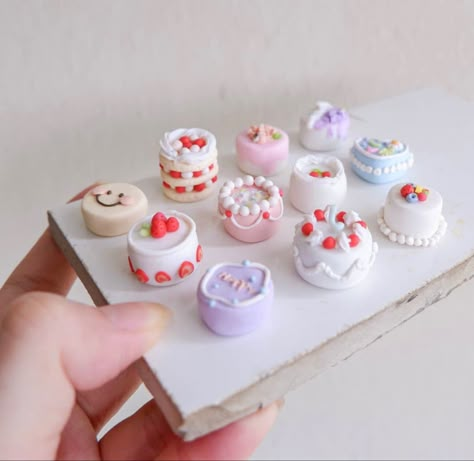 Clay Cake Aesthetic, Polymer Clay Mini Cakes, Miniature Clay Food Tutorial, Cute Polymer Clay Food, Polymer Clay Aesthetic Ideas, Mini Clay Cake, Cute Airdry Clay Ideas, Cake Clay Art, Polymer Clay Cakes