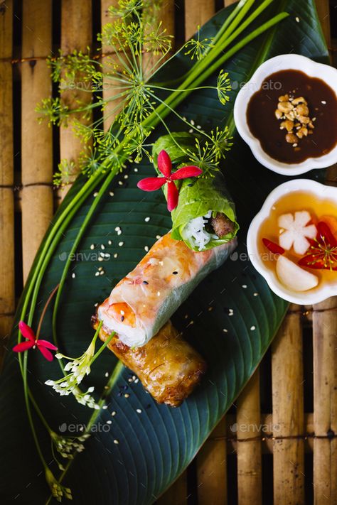 Vietnamese Spring Rolls Plating, Spring Rolls Plating, Banana Leaf Food, Banana Leaf Plates, Vietnamese Rolls, Photos Of Food, Vietnamese Spring Rolls, Cloud Kitchen, Final Exam