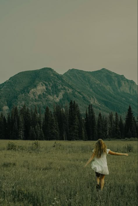 Woman In Mountains Photography, State Park Photoshoot Ideas, Mountains Portrait Photography, Fall Photoshoot Mountains, Nature Photography Women, Summer Mountain Photoshoot, Seattle Senior Pictures, Senior Picture Mountain Ideas, Mountain Pictures Poses Photo Ideas