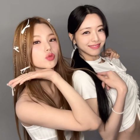 Yeji And Yuna Icons, Itzy Yeji And Yuna, Yuna And Yeji, Yuna Yeji, Mr Vampire, Yeji Yuna, Pop Queen, Itzy Yeji, Funny Study Quotes