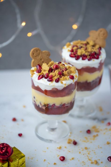 Healthy Christmas trifle with homemade custard and sugar- free jelly topped with pomegranates and crushed gingerbread men. Can be vegan and gluten-free too! #veganchristmas #vegantrifle #veganrecipes #veggiechristmas #veggierecipes #healthychristmas #christmastrifle #healthyrecipes Healthy Trifle Recipes, Healthy Trifle, Vegan Trifle, Christmas Trifle Recipes, Veggie Christmas, Christmas Trifle, Mini Dessert Recipes, Homemade Custard, Healthy Christmas