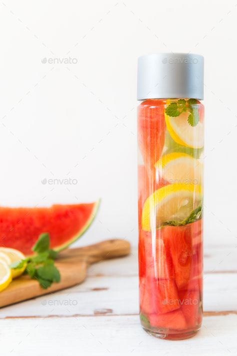 Infused Water Watermelon, Peach Infused Water, Water Cucumber Lemon Mint, Watermelon Mint Lemonade, Strawberry And Mint Infused Water, Lemon Detox, Photo Texture, Detox Water, Lemon Water