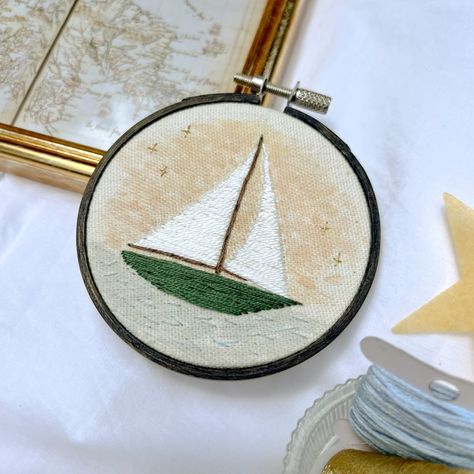 This beautiful sailboat is embroidered in a hoop and would make a lovely addition to any home. #embroidery #sailboat . #Embroidery_Sailboat #Coastal_Embroidery #Sailboat_Embroidery #Lake_Embroidery Hand Embroidery Sailboat, Embroidery Sailboat, Coastal Embroidery, Sailboat Embroidery, Embroidered Sailboat, Boat Embroidery, Sea Embroidery, Bag Stitching, Mini Embroidery Hoop