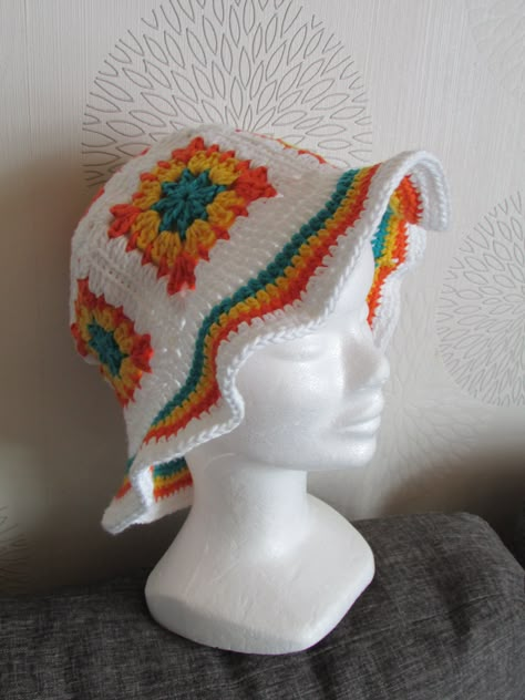 Crochet granny bucket hat in cotton with a dominance of white, green, orange and dark yellow. Head circumference: 60cm Total height: 22cm Border height: 5cm Crochet Orange Bucket Hat, Granny Bucket Hat, Crochet Granny Square Hat, Christmas Bucket Hat, Bucket Hat Outfits, Bob Crochet, Crochet Loom, Granny Square Bucket Hat, Crochet Hat Ideas