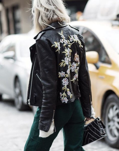 Streetwear Mode, Women Fashion Edgy, Floral Fashion, Black Jacket, Look Cool, Look Fashion, Streetwear Fashion, Fashion Clothes Women, Cool Style