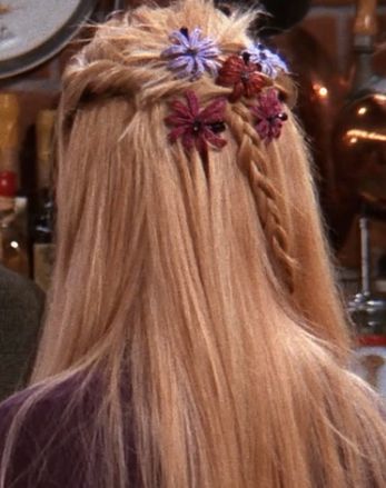 Phoebes hair pin- 5.14 Phoebe's Hairstyles, Phoebe Hair, Phoebe Friends, Bride Hair Pins, Phoebe Buffay, Purple Cardigan, Peinados Fáciles Para Cabello Corto, Long Blonde, Rose Hair