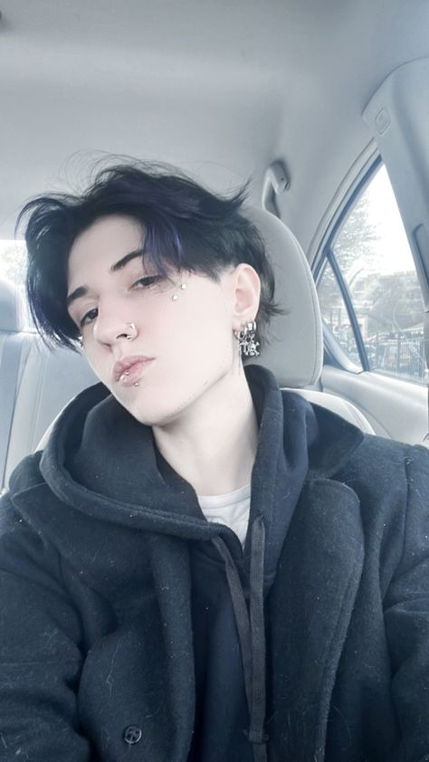 Masc Lesbian Haircut Fade, Short Hair Undercut Masc, Masc Lesbian Haircut Straight Hair, Masc Piercings, Short Lesbian Hair, Butch Haircuts Women, Masc Lesbian Haircut Short, Butch Lesbian Haircut, Masc Lesbian Hair