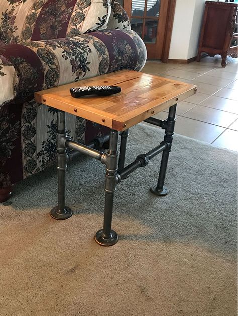 39+ DIY End Table Ideas Built with Industrial Pipe | Simplified Building Iron Pipe Furniture, Pipe Furniture Diy, Diy End Table, Rustic Industrial Furniture, Diy Industrial Furniture, Industrial Pipe Furniture, Industrial Chic Design, Pipe Table, Diy Side Table