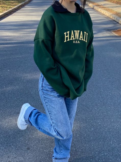 Green Sweat Shirt Outfits, College Sweatshirt Aesthetic, Green Hoodie Outfit, Onam Outfits, Bff Matching Outfits, Outfits Con Jeans, Sweatshirt Aesthetic, Country Style Outfits, Casual College Outfits