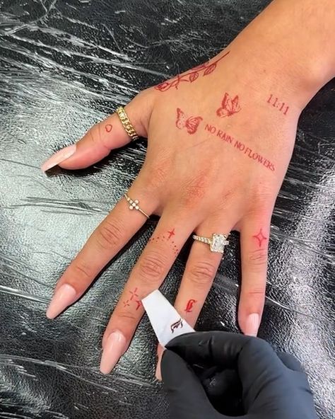 Getting minimal hand tattoos | These minimal hand tattoos are so delicate 🤚 | By LADbible | Facebook Tattoo Main, Designer Tattoo, Simple Hand Tattoos, Inspo Tattoo, Tattoo Designer, Shop Tattoo, Beauty Tattoo, Small Finger Tattoos, Hand And Finger Tattoos