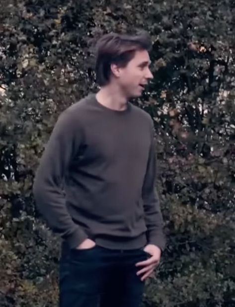 Joe Thomas, a white man with short straight hair, wearing a dark green sweater and black jeans, standing infront of a shrub. The Inbetweeners, Joe Thomas, Out Of Breath, Awkward Funny, British Men, Godmother, Man Humor, Funny People, Cut And Color