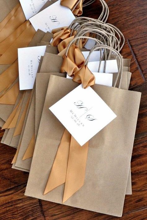 Wedding Guest Gift Bag, Guest Gift Bags, Creative Wedding Favors, Inexpensive Wedding Favors, Wedding Favors Cheap, Wedding Planning Websites, Relationship Gifts, Bride And Groom Gifts, Wedding Gifts For Guests