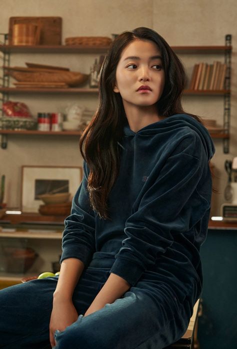 Kim Tari, Asian Actresses, 90s Street Style, Kim Tae Ri, Kim Taeri, Assassin Creed, Graduation Picture Poses, Personal Color, Kim Ji Won