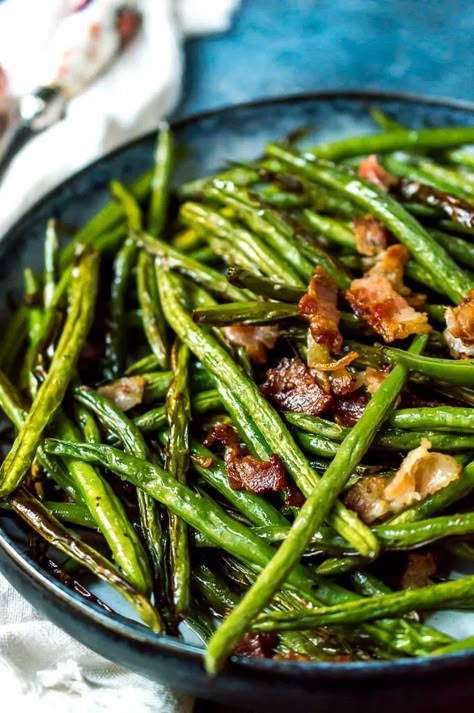 Roasted Green Beans with Bacon - WonkyWonderful String Beans Recipe, String Bean Recipes, Thanksgiving Recipes Side Dishes Veggies, Easy Holiday Side Dishes, Recipe With Bacon, Beans With Bacon, Best Thanksgiving Side Dishes, Thanksgiving Food Sides, Green Beans Recipe