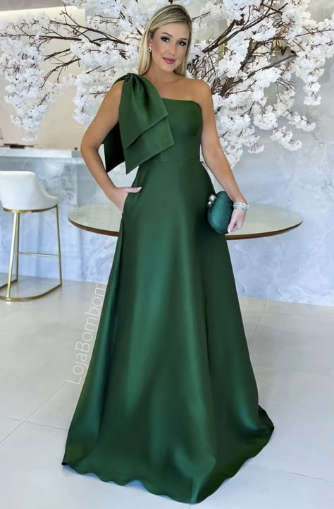 Vestidos De Gala Elegantes Noche, Long Frocks, Glamour Dress, Glamorous Dresses, Dressy Dresses, Dinner Outfits, Glam Dresses, Formal Dresses Prom, Party Gowns