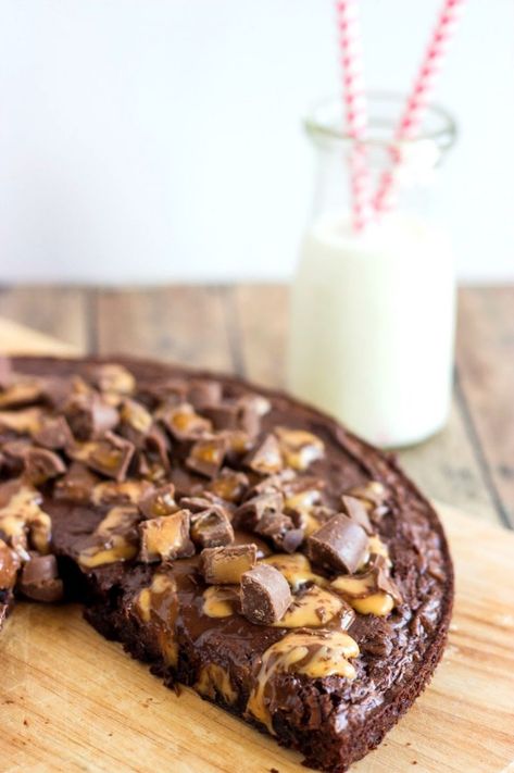 Rolo Brownies, Brownie Pizza, Dessert Pizza Recipes, Vegan Brownie, Dessert Pizza, Easy Treats, Vegan Pumpkin, Homemade Desserts, Yummy Sweets