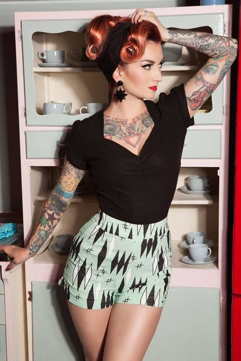 ifuckingloveoldschoolshit Stile Pin Up, Vestidos Pin Up, Mode Rockabilly, Rockabilly Mode, Couture Dior, Rockabilly Looks, Pin Up Looks, Look Grunge, Rockabilly Girl