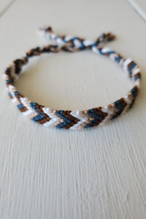 Western Chevron Bracelet, Thread Bracelets Chevron, Western Thread Bracelets, Bracelets Embroidery, Chevron Bracelet Ideas, Guy Friendship Bracelet, Round Friendship Bracelets, Chevron Friendship Bracelets Colors, Boy Friendship Bracelets