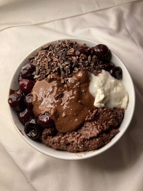 Chia Seed Bowl Recipes, Chocolate Chia Pudding Aesthetic, Caramel Chia Pudding, Yogurt With Chia Seeds, Chia Pudding Ideas, Chia Pudding Aesthetic, Dry Yogurt, Cherry Chocolate, Dessert Bowl