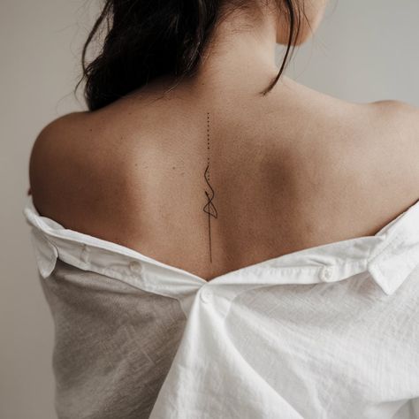 Spine Women Tattoo, Sweet Pea Spine Tattoo, Script Tattoo Placement Women, One Line Back Tattoo, Long Vertical Tattoo, Minimalist Spine Tattoos For Women, Tattoo Spine Women, Shoulder Tattoos For Women Elegant, Linear Tattoos For Women