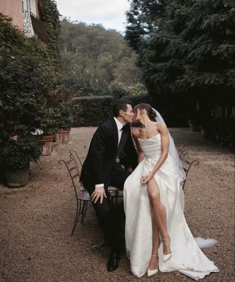 Bride In Italy, White Wedding Rehearsal Dress, Italian Wedding Couple, Will You Marry Me Aesthetic, Tuscany Wedding Photography, Lake Como Wedding Photography, Creative Wedding Photos Inspiration, Wedding Photo Inspiration Romantic, Bacherlotte Outfits Brides