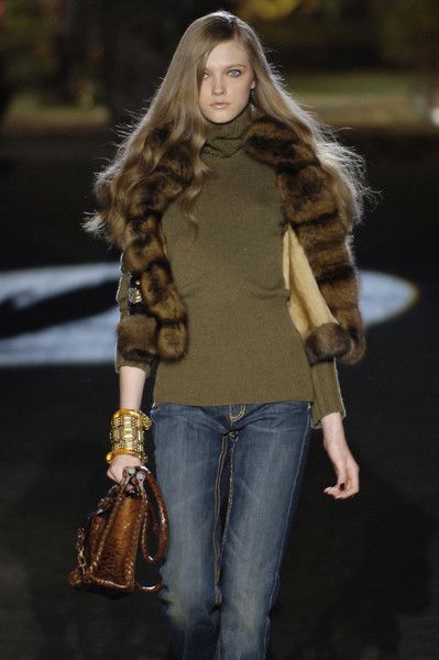 Snejana Onopka, Walking Outfits, Runway Outfits, 2000s Outfits, Model Inspo, Model Aesthetic, Mode Inspo, Fur Fashion, Outfit Inspo Fall