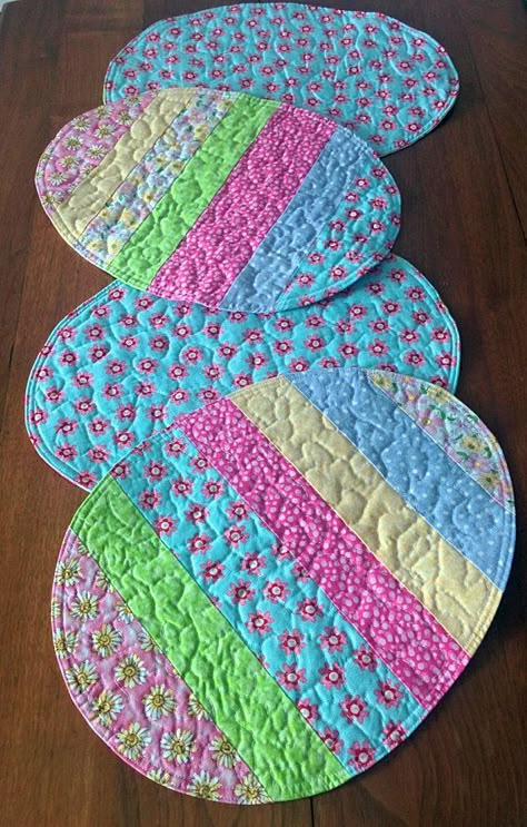 Easter Placemats, Quilted Table Runners Christmas, Easter Table Runners, Rockford Illinois, Quilted Placemats, Quilted Coasters, Mug Rug Patterns, Easter Coloring, Holiday Sewing