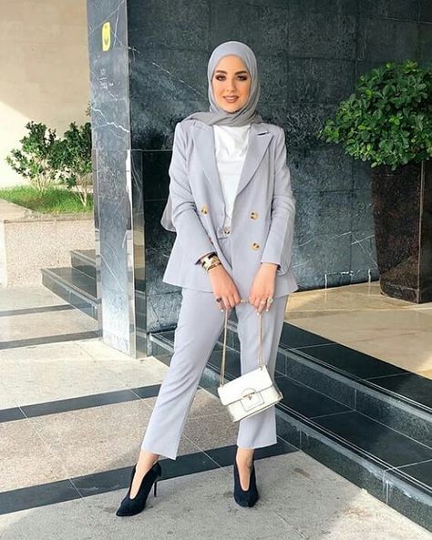 Pants with light gray Suit wear to work #MuslimOfficeFashion #MuslimPants Estilo Hijab, Stile Hijab, Street Hijab Fashion, Modern Hijab Fashion, Hijab Fashionista, Tutorial Hijab, Modest Fashion Hijab, Hijab Style Casual, Casual Hijab Outfit