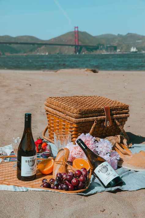 San Francisco Picnic: Spring Date Idea. Things to do in San Francisco. Picnic at Crissy Field. Alcohol-friendly Bay Area picnic spots. San Francisco photoshoot. Picnic photoshoot. Golden Gate Bridge. #sanfrancisco #sf #bayarea #travel #goldengatebridge San Francisco Picnic, San Francisco Photoshoot, Photoshoot San Francisco, San Francisco Activities, Bay Area Travel, Picnic Engagement Photos, Blogger Photoshoot, Northern California Travel, Picnic Spring