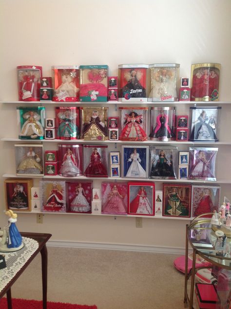 How To Display Barbie Collection, Barbie Display Ideas Shelves, Barbie Collection Room, Barbie Collection Display Ideas, Barbie Doll Collection Display, Barbie Doll Display Ideas, Doll Collection Display Ideas, Barbie Collection Display, Barbie Display Ideas