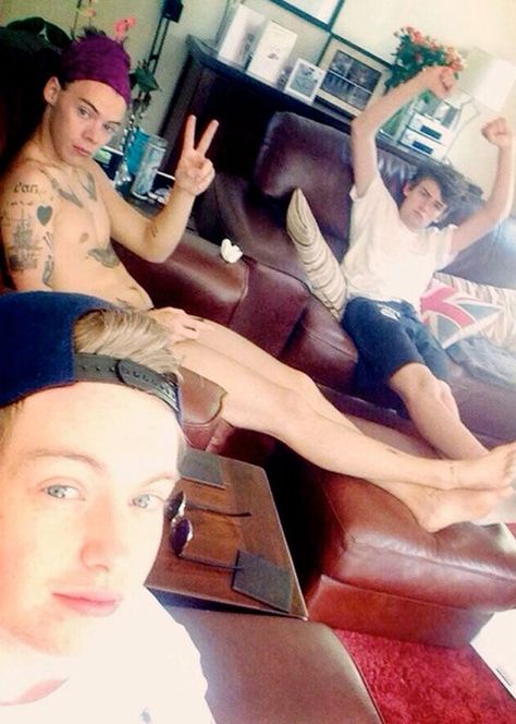 Harry Styles Naked, Harry Styles Body, Harry Styles Gucci, Grammy Outfits, Harry Styles Hands, Harry Styles Shirtless, Harry Styles Drawing, Harry Styles Smile, One Direction Images